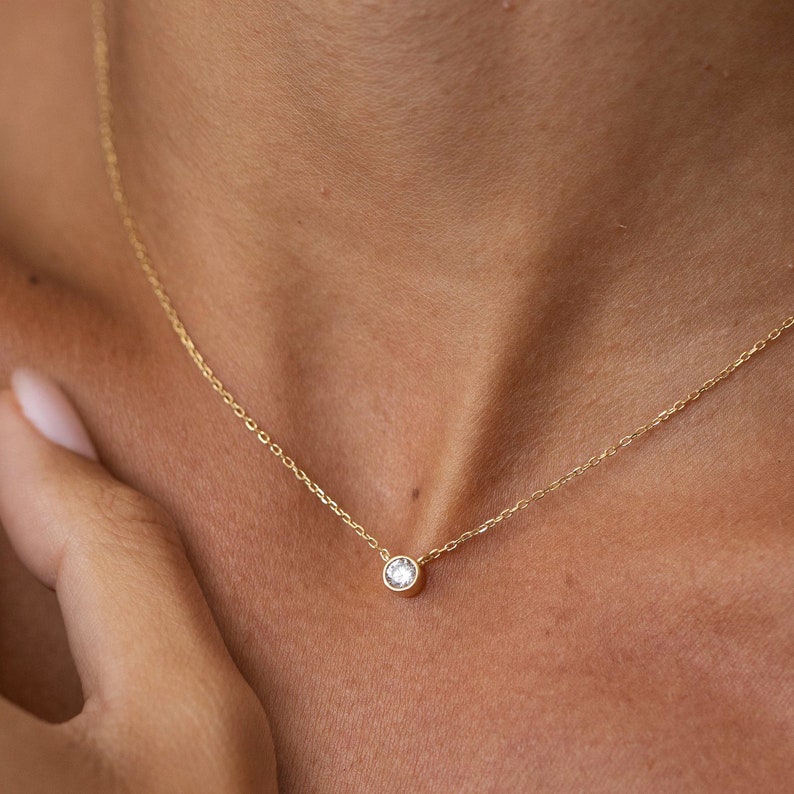 Sierlijke diamanten halsketting, drijvende Diamond Solitaire ketting, minimalistische sieraden, bruidsmeisje ketting, eenvoudige gouden choker, cadeau voor haar afbeelding 1