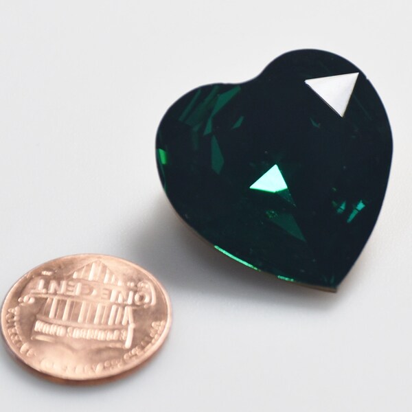 HUGE Heart-Shaped Imitation Emerald Multi-Faceted Jewelry Pin Large Green Faceted Glass Heart 1960s jb38-25