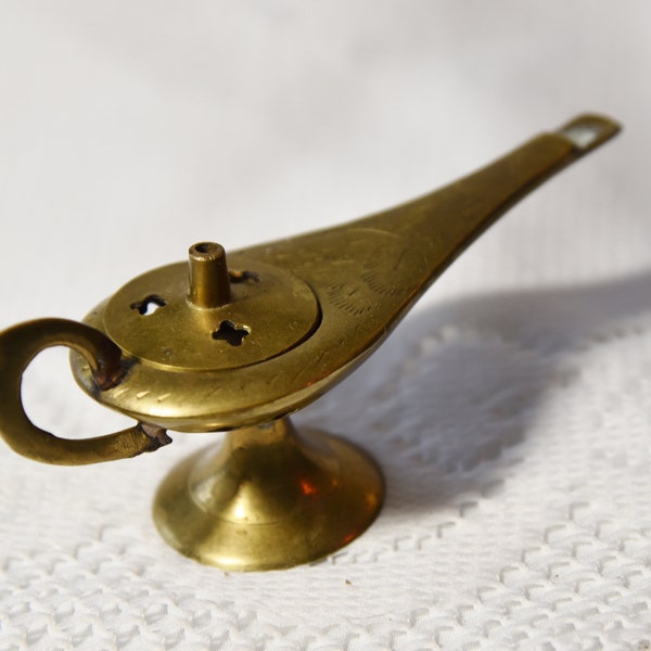 Incense Brass Aladdin Genie Lamp Vintage Mid-Century 4.5" in Length and 2" Tall f7-012