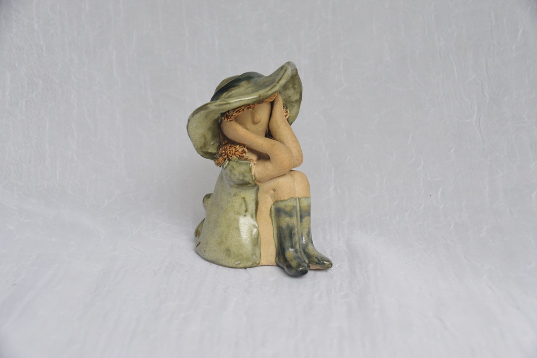 Figurine Mid-century Faceless Girl With Large Hat Stoneware 3.5