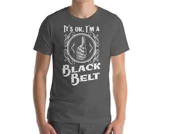 It's Ok, I'm A Black Belt - Police de caractère blanche - Cadeau BJJ - Chemise BJJ