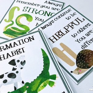 Pode incluir: Um conjunto de cartões coloridos do alfabeto de afirmação com uma cobra, um ouriço, um cão e um jacaré. Os cartões têm uma borda verde e um fundo branco com texto preto. O texto nos cartões diz "Always remember you are STRONG", "Always continue to be HELPFUL to others. You are a difference maker.", e "AFFIRMATION ALPHABET".