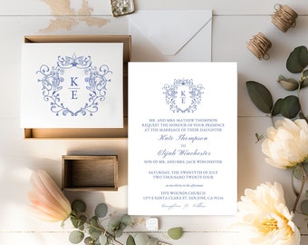 Puede incluir: Una invitación de boda con un escudo azul y blanco con las iniciales "K" y "E". La invitación es para la boda de Kate Thompson y Elijah Winchester el sábado 20 de julio de 2024 en la iglesia Five Wounds en San José, California.