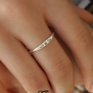 Anillo apilable con estampado de patas mini de oro macizo de 10K, 14K o 18K con alas de ángel en oro amarillo, oro rosa u oro blanco, anillo amante de los animales