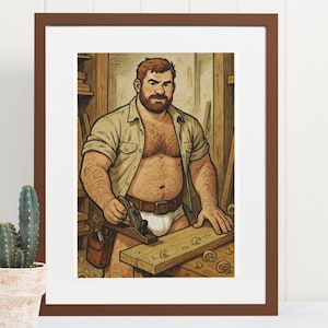 Puede incluir: Ilustración enmarcada de un hombre barbudo en un taller, usando un cepillo manual sobre una tabla de madera. El hombre lleva una camisa beige y ropa interior blanca. Un pequeño cactus en maceta está frente a la obra.