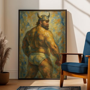 Puede incluir: Pintura enmarcada de una figura musculosa con casco con cuernos y calzoncillos. La obra de arte se exhibe en una habitación con una silla azul, una alfombra decorativa y una planta en maceta. La pintura tiene una paleta de colores amarillo, azul y marrón.