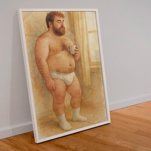 Puede incluir: Una impresión en acuarela enmarcada representa a un hombre con barba, que lleva calzoncillos y calcetines, sosteniendo una taza. La obra de arte está apoyada contra una pared, con un suelo de madera en primer plano. El hombre está de pie cerca de una ventana.