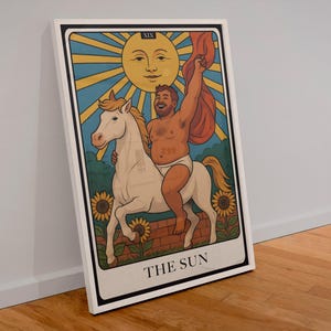 The Sun Tarot Poster – Schwuler Bär in Schriftsatz auf Pferd | Queer spirituelle Kunst | LGBTQ Tarot Digitaler Download | WoofyBriefs Wandbild