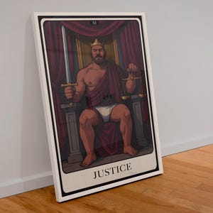 Gerechtigkeits-Tarot-Poster - Gay Bear in Tighty Whites Queer Wandkunst | LGBTQ Tarot-Dekor für Altäre & Geschenke | WoofyBriefs Download