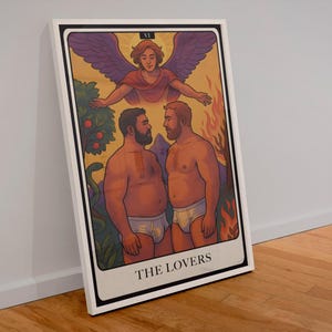 Estampa de Tarô Gay dos Amantes – Arte Queer Bear em Breves | Decoração de Parede Digital LGBTQ+ por WoofyBriefs