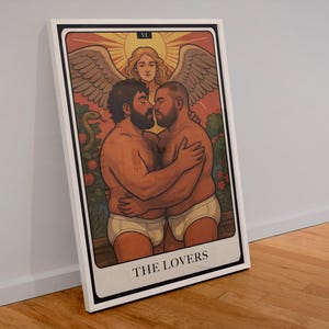Estampa de Tarô Queer dos Amantes – Casal Gay de Ursos em Cuecas | Arte de Parede de Amor LGBTQ+ por WoofyBriefs
