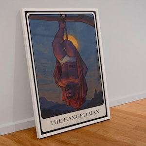 Tarotposter The Hanged Man – Gay Bear in Tighty Whities Queer Wall Art | LGBTQ-tarotdecor voor altaren en reflectie | WoofyBriefs downloaden