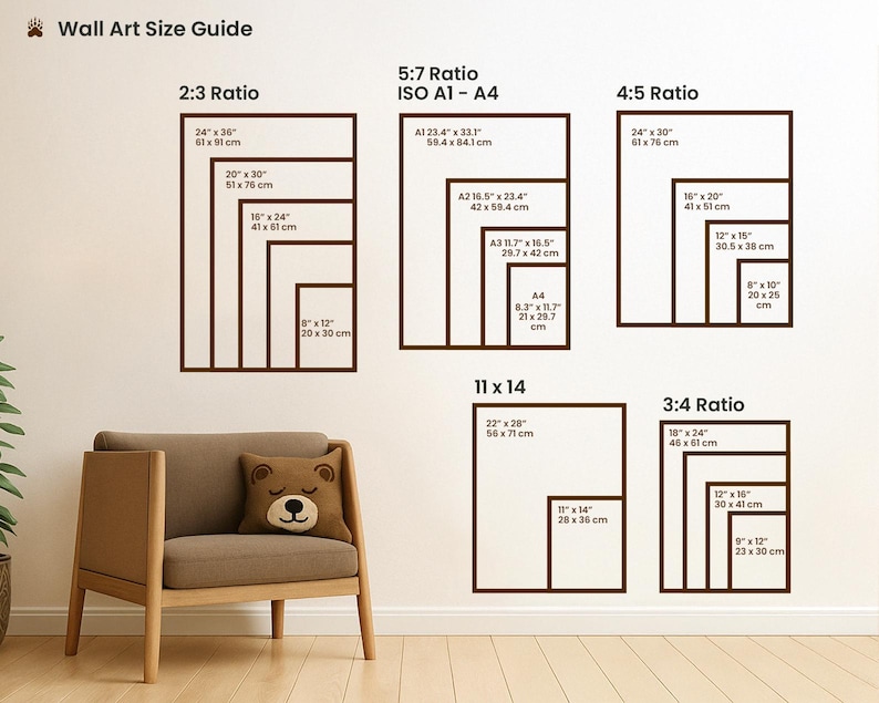 Puede incluir: Gu&iacute;a de tama&ntilde;os de arte mural con varias proporciones, incluyendo 2:3, 5:7, 4:5, 11x14 y 3:4. Cada proporci&oacute;n muestra m&uacute;ltiples tama&ntilde;os de marco en pulgadas y cm. Un sill&oacute;n marr&oacute;n y un coj&iacute;n con forma de oso en primer plano.