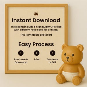 Puede incluir: Una impresi&oacute;n enmarcada con el texto "Descarga instant&aacute;nea" e instrucciones para arte digital. Una figura de oso de peluche marr&oacute;n claro con un pa&ntilde;al blanco est&aacute; a la derecha del marco. El marco es marr&oacute;n claro.