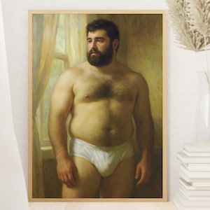 Puede incluir: Retrato enmarcado de un hombre con barba y vello en el pecho, con calzoncillos blancos. La pintura tiene una paleta de colores cálidos y está ambientada frente a una ventana con cortinas transparentes. La obra de arte se exhibe sobre una superficie blanca.