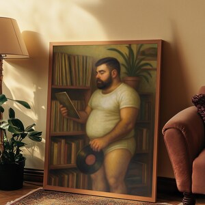 Puede incluir: Una pintura de una persona de pie frente a una estantería llena de discos de vinilo. La persona lleva una camiseta blanca y sostiene un disco de vinilo en su mano.