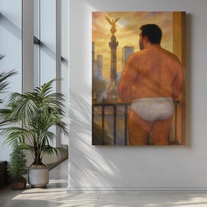 Könnte beinhalten: Ein Gemälde zeigt eine Person in weißer Unterwäsche, die von einem Balkon aus blickt. Das Kunstwerk zeigt eine Stadtlandschaft mit einem Denkmal unter einem Sonnenuntergangshimmel. Der Stil erinnert an ein klassisches Gemälde.