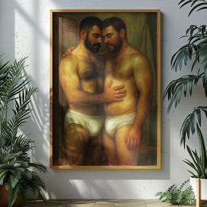 Puede incluir: Una pintura enmarcada representa a dos hombres sin camisa en calzoncillos blancos, abraz&aacute;ndose. La obra de arte, con una paleta de colores c&aacute;lidos, se encuentra contra una pared neutra, rodeada de plantas en macetas. La pintura est&aacute; en un marco dorado.