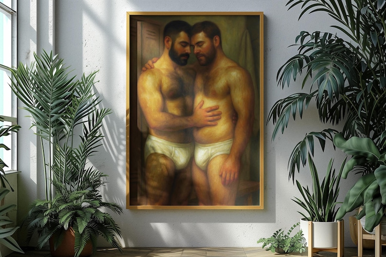 Puede incluir: Una pintura enmarcada representa a dos hombres sin camisa en calzoncillos blancos, abraz&aacute;ndose. La obra de arte, con una paleta de colores c&aacute;lidos, se encuentra contra una pared neutra, rodeada de plantas en macetas. La pintura est&aacute; en un marco dorado.
