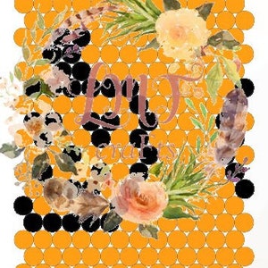 Può includere: Un design digitale con un motivo a pois bianco e nero con una ghirlanda di fiori. La ghirlanda è composta da fiori color pesca, gialli e bianchi con foglie verdi. Il testo "Love" è scritto in rosa al centro della ghirlanda.