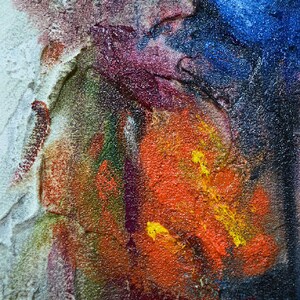 Pu&ograve; includere: Dipinto astratto con pennellate testurizzate in tonalit&agrave; di blu, rosso, arancio, giallo e verde.