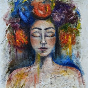 Pu&ograve; includere: Un dipinto di una donna con gli occhi chiusi, che indossa una corona di fiori colorati. Lo sfondo &egrave; una tela bianca testurizzata.