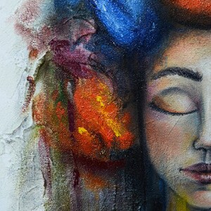 Pu&ograve; includere: Un primo piano di un dipinto che ritrae il viso di una donna con gli occhi chiusi. La donna indossa una corona di fiori colorati. Il dipinto &egrave; realizzato in uno stile testurizzato con pennellate visibili.