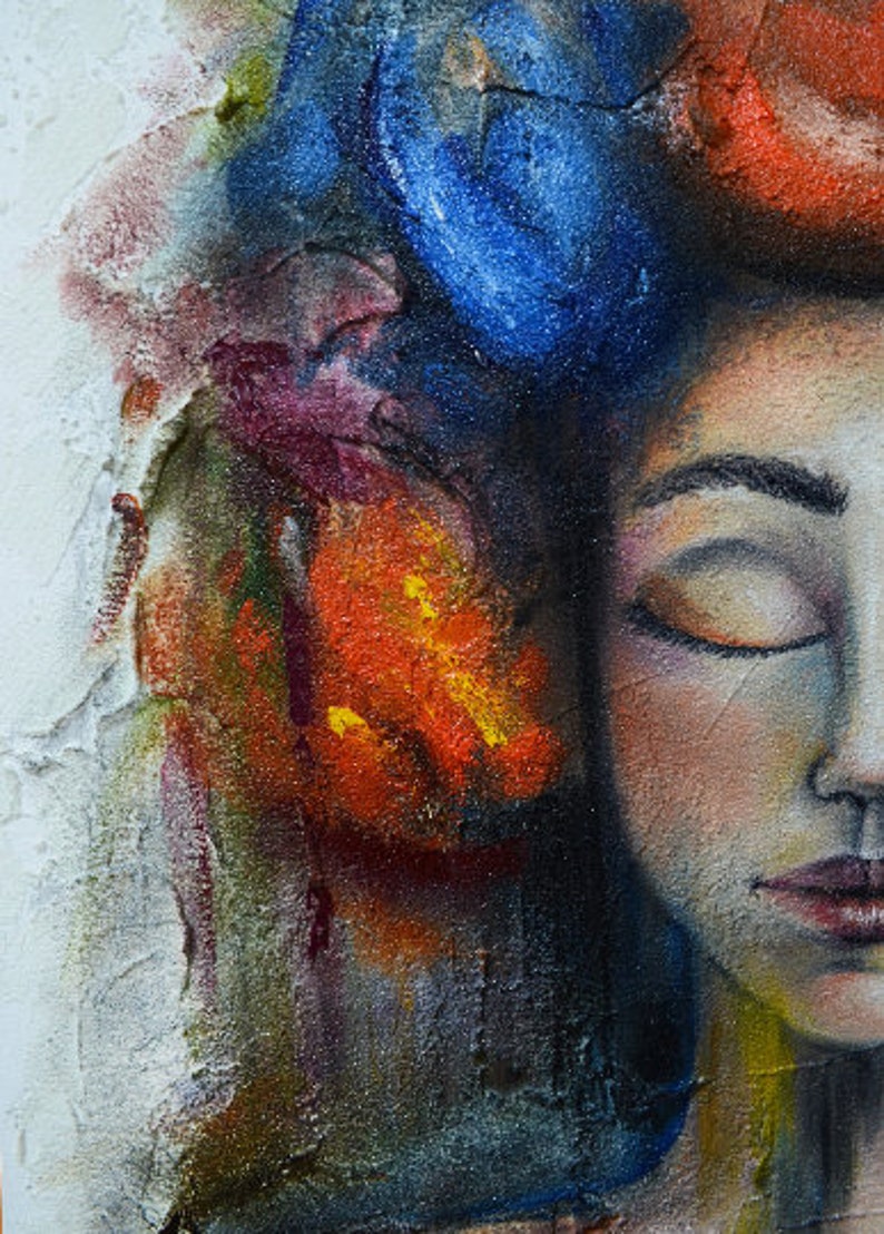 Pu&ograve; includere: Un primo piano di un dipinto che ritrae il viso di una donna con gli occhi chiusi. La donna indossa una corona di fiori colorati. Il dipinto &egrave; realizzato in uno stile testurizzato con pennellate visibili.