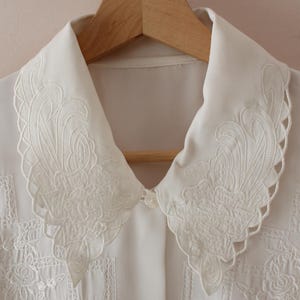 Blusa feminina bordada estilo anos 80, blusa vintage branca bordada, blusa com gola vazada branca, tamanho 16 (Reino Unido) / 12 (EUA).