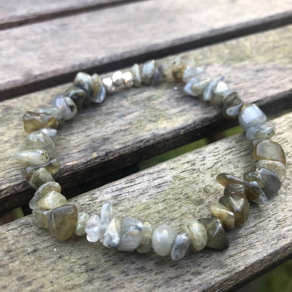 Pulsera elástica de labradorita hecha a mano con piedras preciosas