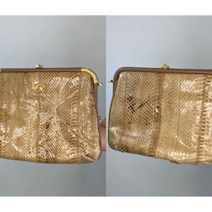 Cartera de mano vintage de piel de serpiente con cierre a presión y inicial "R"