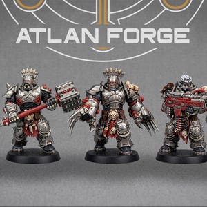 Puede incluir: Cinco figuras en miniatura con armadura plateada y roja, cada una con armas y accesorios únicos, sobre bases negras. Las figuras están en posición de combate. El texto "ATLAN FORGE" se muestra encima de las figuras.