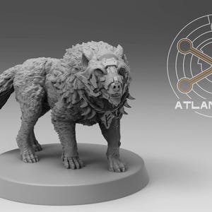 Puede incluir: Figura de lobo gris impresa en 3D con detalles mecánicos en la cabeza y el pecho. El lobo está sobre una base circular. La imagen incluye el texto "ATLAN FORGE" y un logotipo geométrico.
