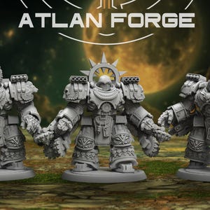 Puede incluir: Tres figuras en miniatura grises y detalladas de guerreros blindados sobre bases circulares. Las figuras tienen diseños intrincados, incluyendo alas y armaduras ornamentadas. El texto "ATLAN FORGE" se muestra encima de las figuras sobre un fondo espacial.
