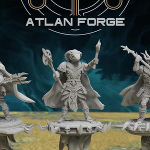 Puede incluir: Tres figuras de fantasía grises de criaturas humanoides con rasgos de reptil, cada una sosteniendo un arma o una antorcha. Las figuras están sobre bases ornamentadas. El texto "ATLAN FORGE" está en la parte superior.