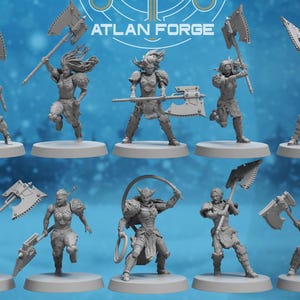 Puede incluir: Un conjunto de figuras en miniatura que representan guerreros con armadura en diversas poses de acción. Cada figura empuña un arma, como un hacha o un látigo. Las figuras están sobre bases circulares, con el texto "ATLAN FORGE" visible.