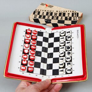 Jeu d'échecs magnétique « Simza » de l'URSS, Jeu d'échecs de voyage soviétique des années 1970, 21 x 18 cm. / 8,5 x 7,25 po., jeu d'échecs magnétique vintage de poche avec boîte d'origine