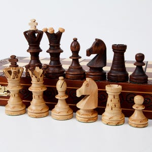Vintage Polish &quot;Ambassador&quot; Chess Set, KH 10,7cm/4,2 in., Large Handmade Pyrography Decorated Chess Set with Original Folding Chess Board