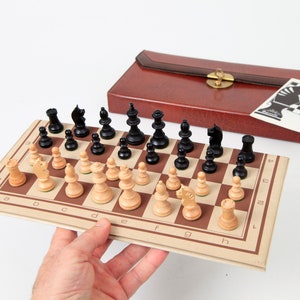 Set di scacchi vintage da borsa KH 5,5 cm, set di scacchi da viaggio tedesco con scacchi in legno e scacchiera pieghevole, custodia originale in similpelle