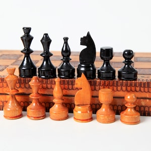 1960 年代の手作りチェス セット KH 7.2 cm。焼き絵装飾の折りたたみ式チェス ボード 34 x 34 cm。東ヨーロッパのヴィンテージ木製チェス セット