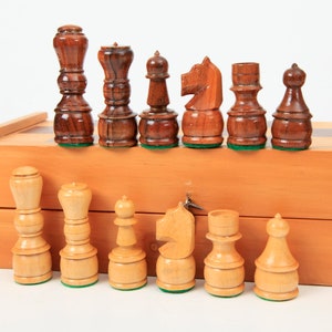 Juego de ajedrez yugoslavo antiguo hecho a mano con tablero plegable KH 7 cm/2,7 in, juego de ajedrez con peso de Europa del Este con tablero de ajedrez plegable
