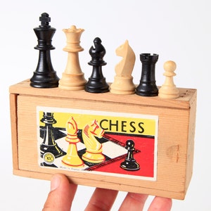 Small French Staunton Chess Set, KH 6cm/2,4 in., Vintage Boxwood Staunton Chessmen from France with Original Storage Box, No Board image 1