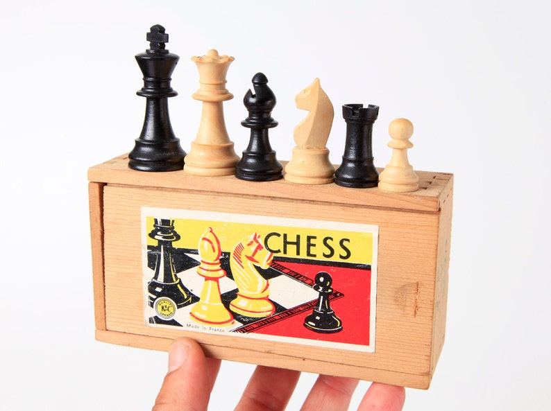 Small French Staunton Chess Set, KH 6cm/2,4 in., Vintage Boxwood Staunton Chessmen from France with Original Storage Box, No Board image 1