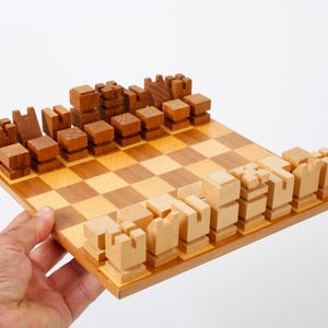 Sällsynt minimalistiskt schackset Bauhaus-design, KH 5 cm., designade schackpjäser i trä med bräde