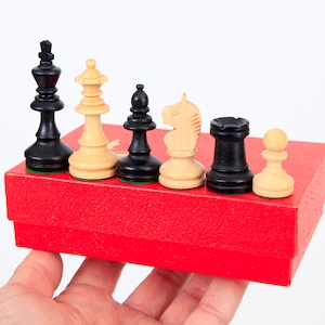 Small German &quot;Bohemia&quot; Chess Set  K=7,5cm, 1980&#39;s Wooden Staunton Chess set with Native Storage Box