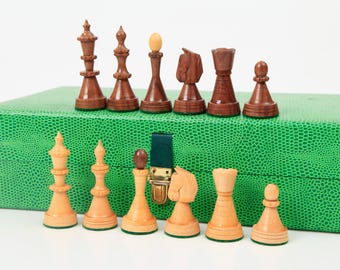 Seltenes ungarisches Schachspiel KH 7,5 cm, Vintage handgemachtes Schachset aus Ahorn und Walnuss mit Aufbewahrungskoffer aus Holz.