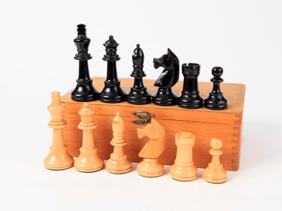 We Games English Staunton Tournament Chess Pieces In Wooden Box