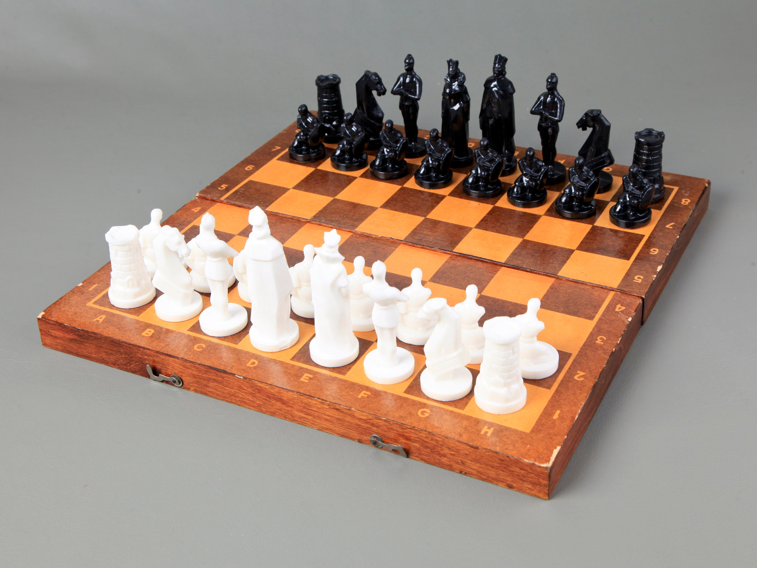 Vintage Yugoslavian Chess Set with Folding board KH 10 cm/4 -  Portugal