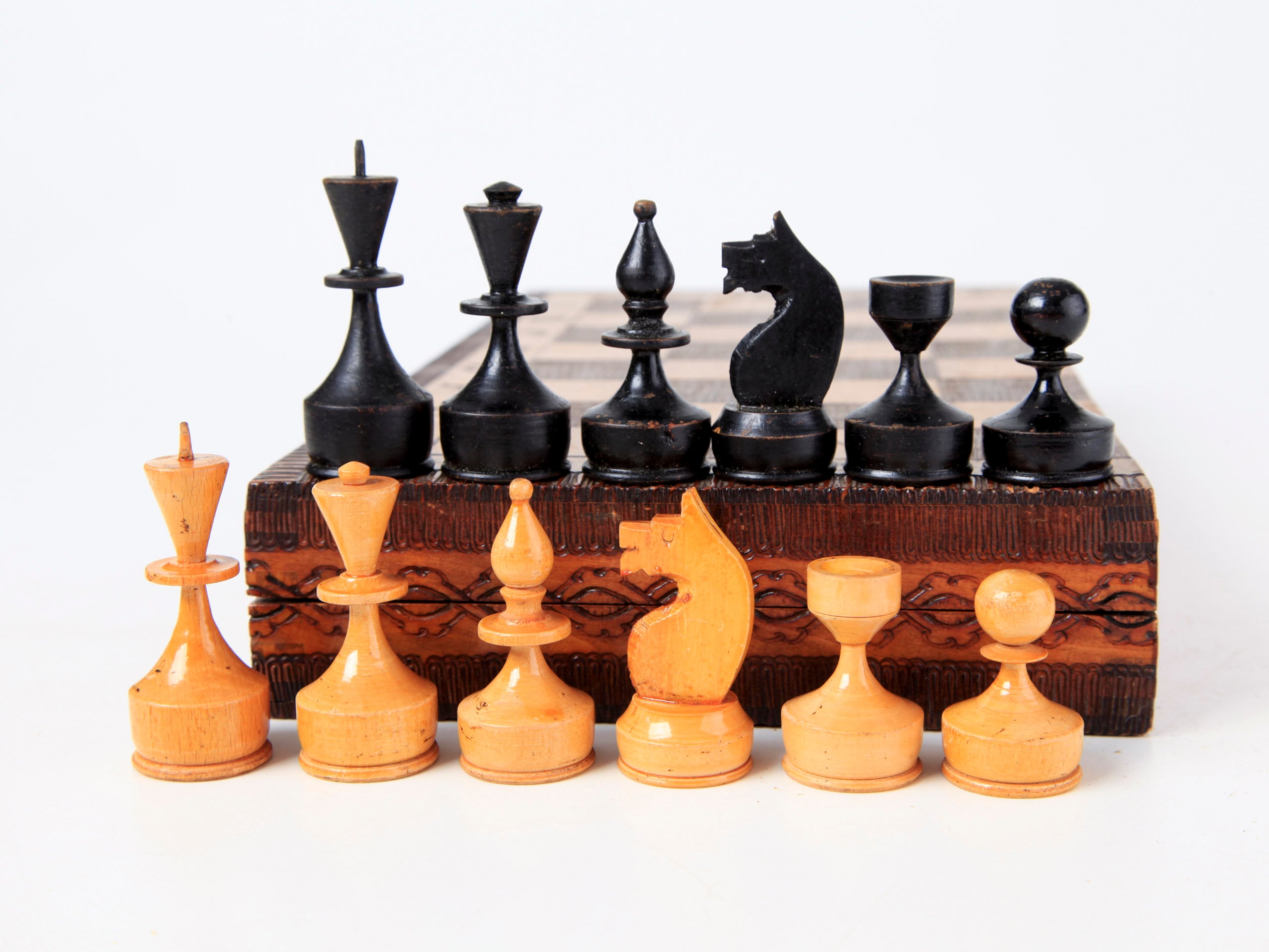 Juego de ajedrez de madera europeo hecho a mano con tablero de 16 pulgadas  y piezas de ajedrez talladas a mano