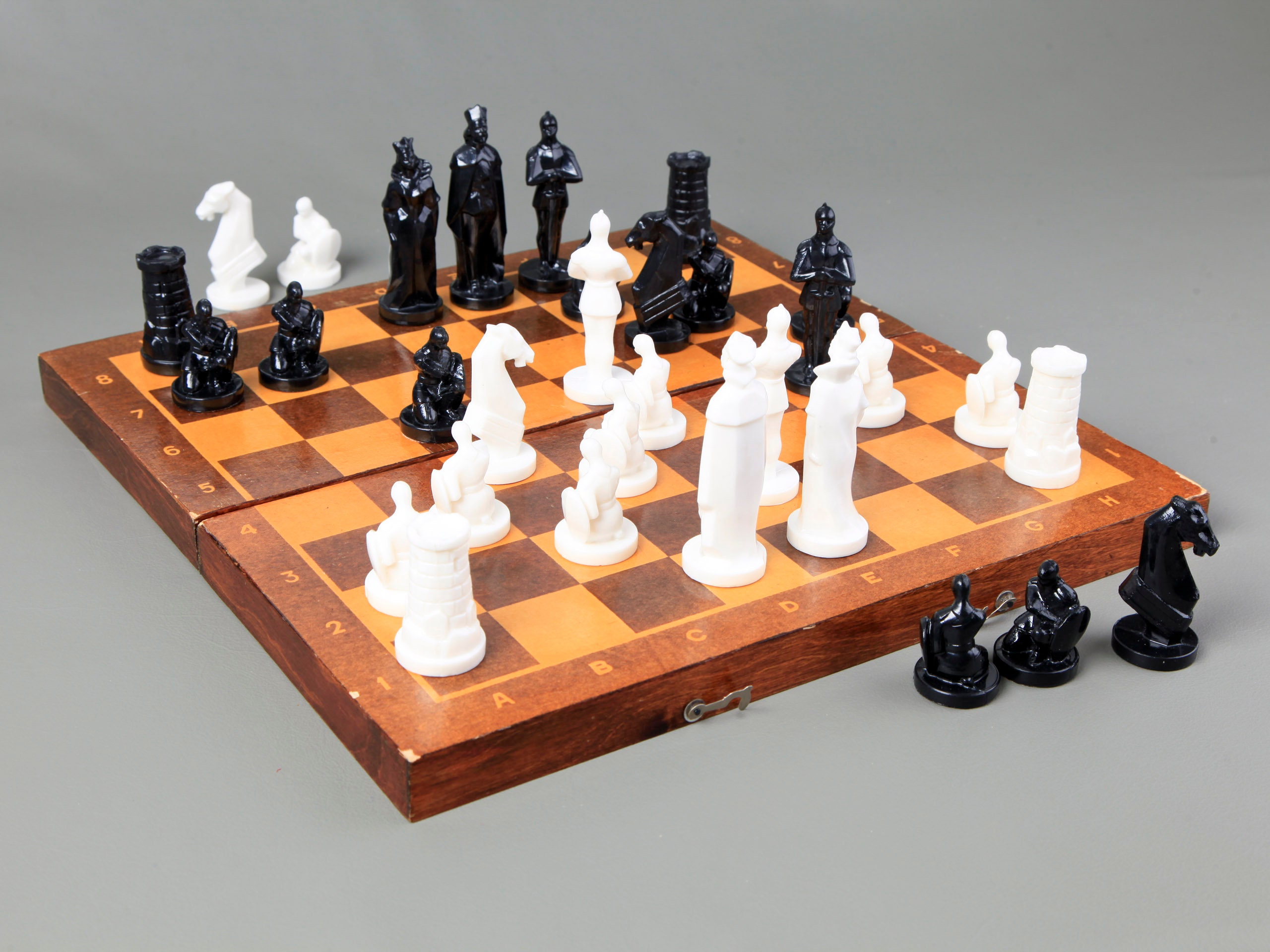 Vintage Yugoslavian Chess Set with Folding board KH 10 cm/4 -  Portugal